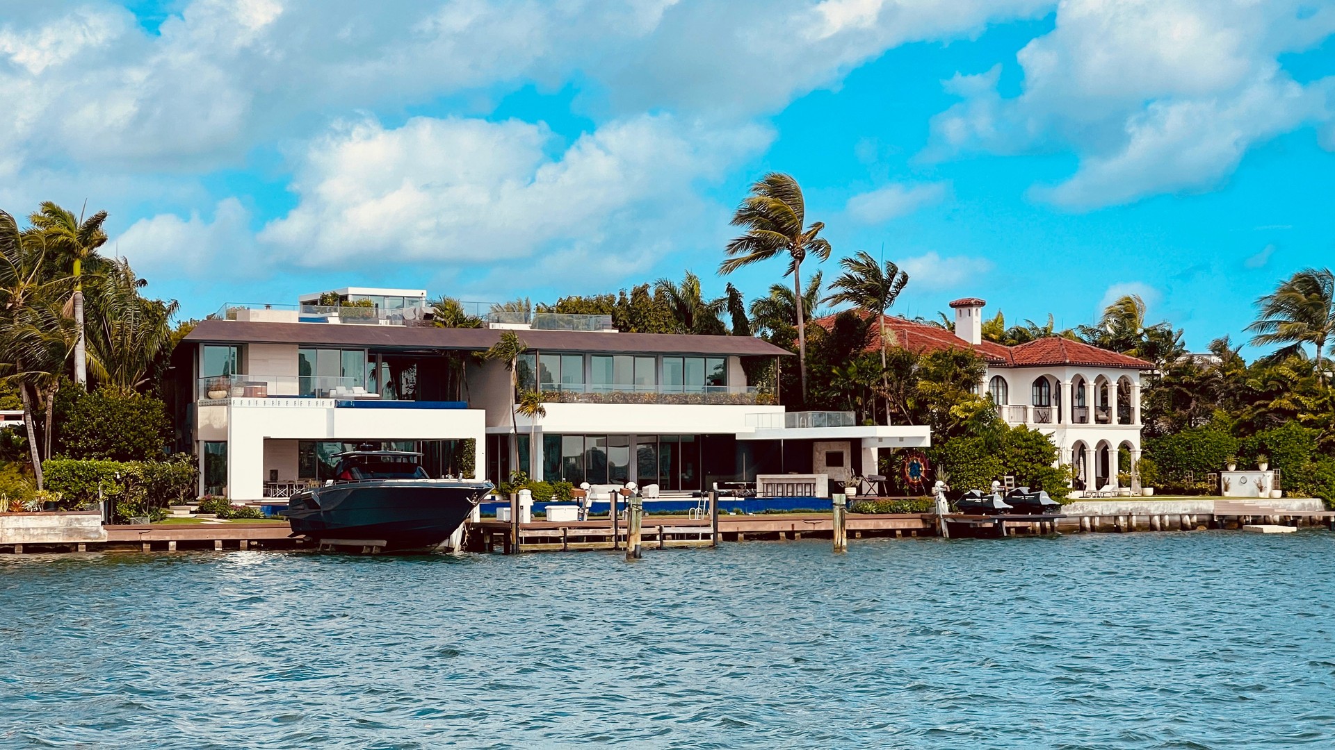 The beautiful area of Miami south beach Florida with lovely houses, appartement and boats on a sunny day in November 2024